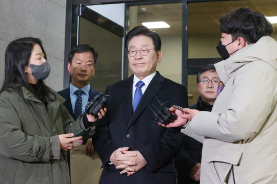 위례·대장동 개발 비리 사건과 관련해 피의자 신문 조사를 마친 더불어민주당 이재명 대표가 28일 서울 서초구 서울중앙지방검찰청에서 취재진을 만나고 있다.  연합뉴스